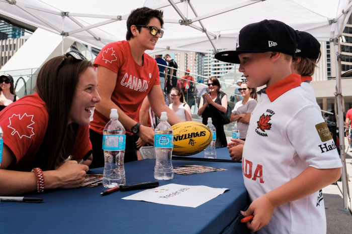 Célébration de l’équipe canadienne féminine de rugby à 7 à Toronto en vue des Jeux de Rio 2016.