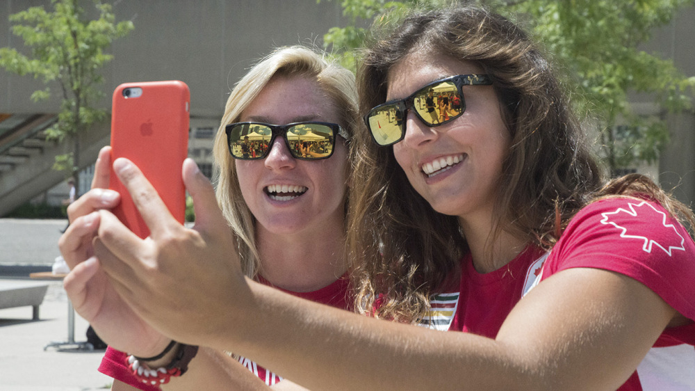 Kayla Moleschi et Bianca Farella lors des célébrations , 2016. (Tavia Bakowski/COC)