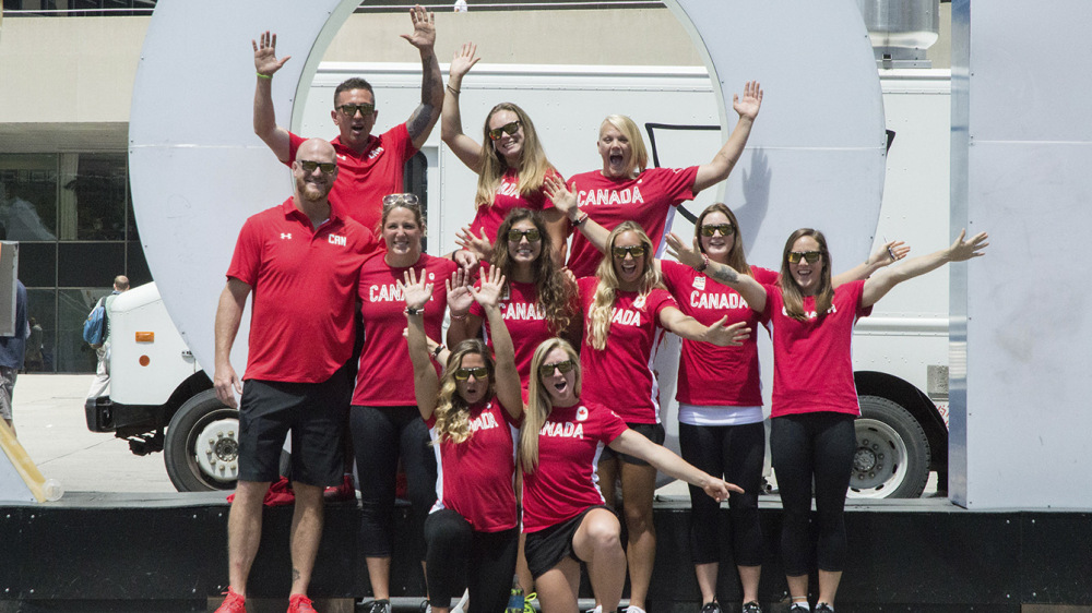 L’équipe canadienne de rugby devant le signe de « Toronto » au Nathan Phillips Square, le 26 juillets 2016. (Tavia Bakowski/COC)