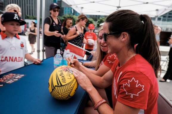 Elissa Alarie lors de la célébration de l’équipe canadienne féminine de rugby à 7 à Toronto en vue des Jeux de Rio 2016.