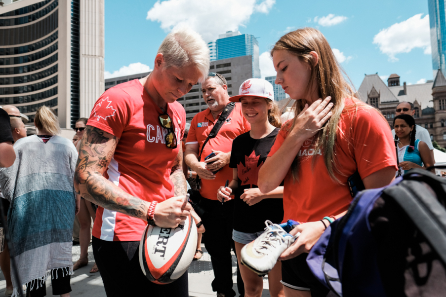 Jen Kish lors de la célébration de l’équipe canadienne féminine de rugby à 7 à Toronto en vue des Jeux de Rio 2016.