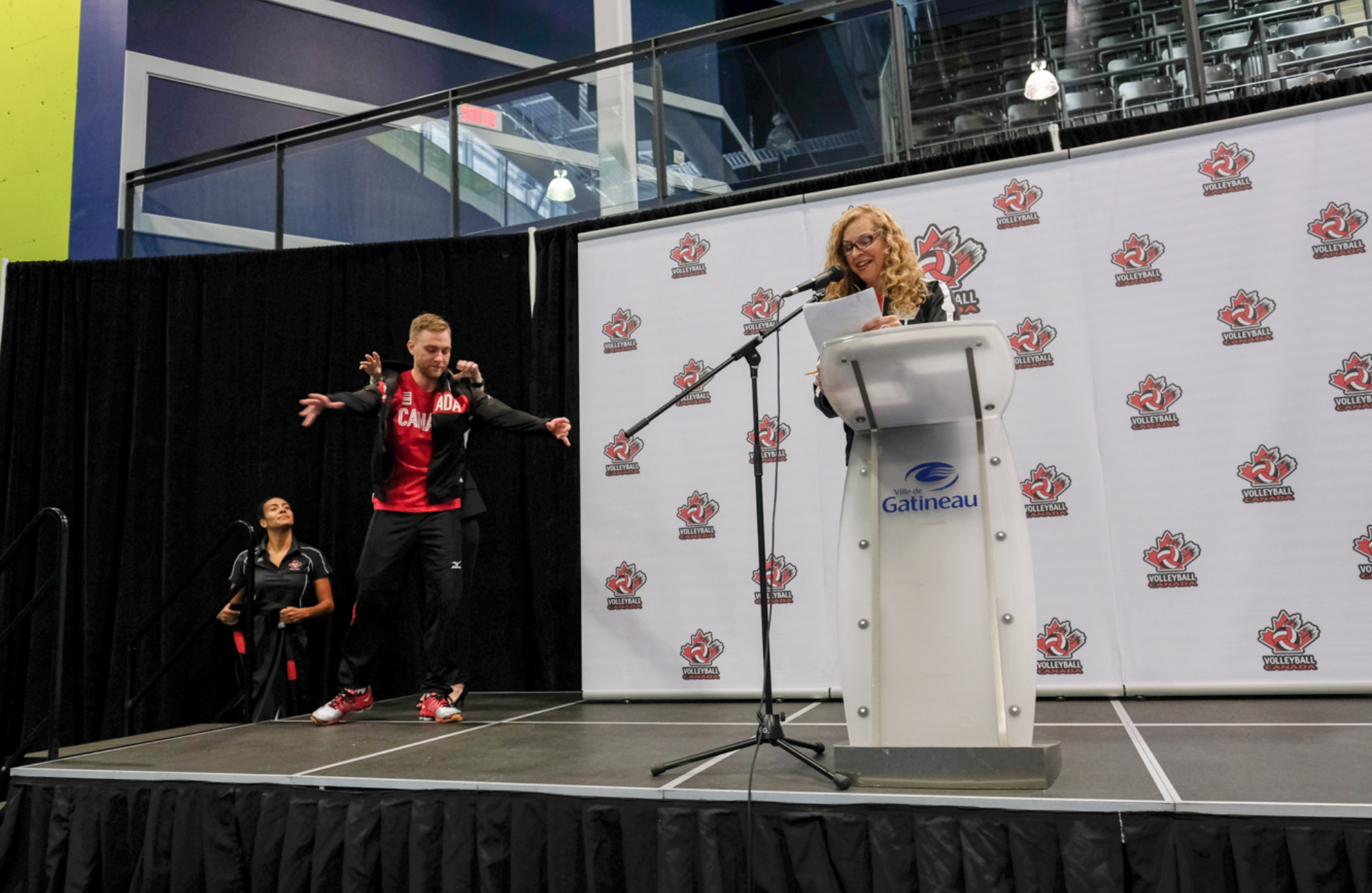 Blair Bann reçoit sa veste d'équipe le 22 juillet 2016, à Gatineau. (Thomas Skrlj/COC)