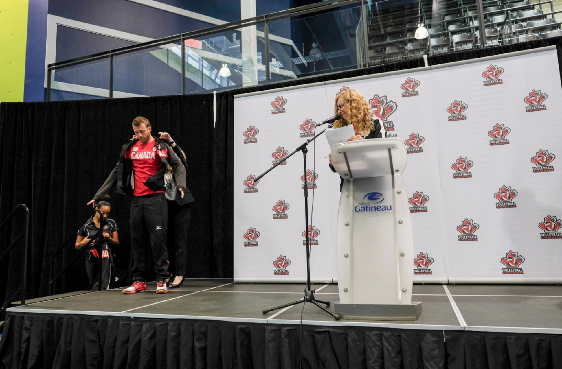 Jay Blankenau reçoit sa veste d'équipe le 22 juillet 2016, à Gatineau. (Thomas Skrlj/COC)
