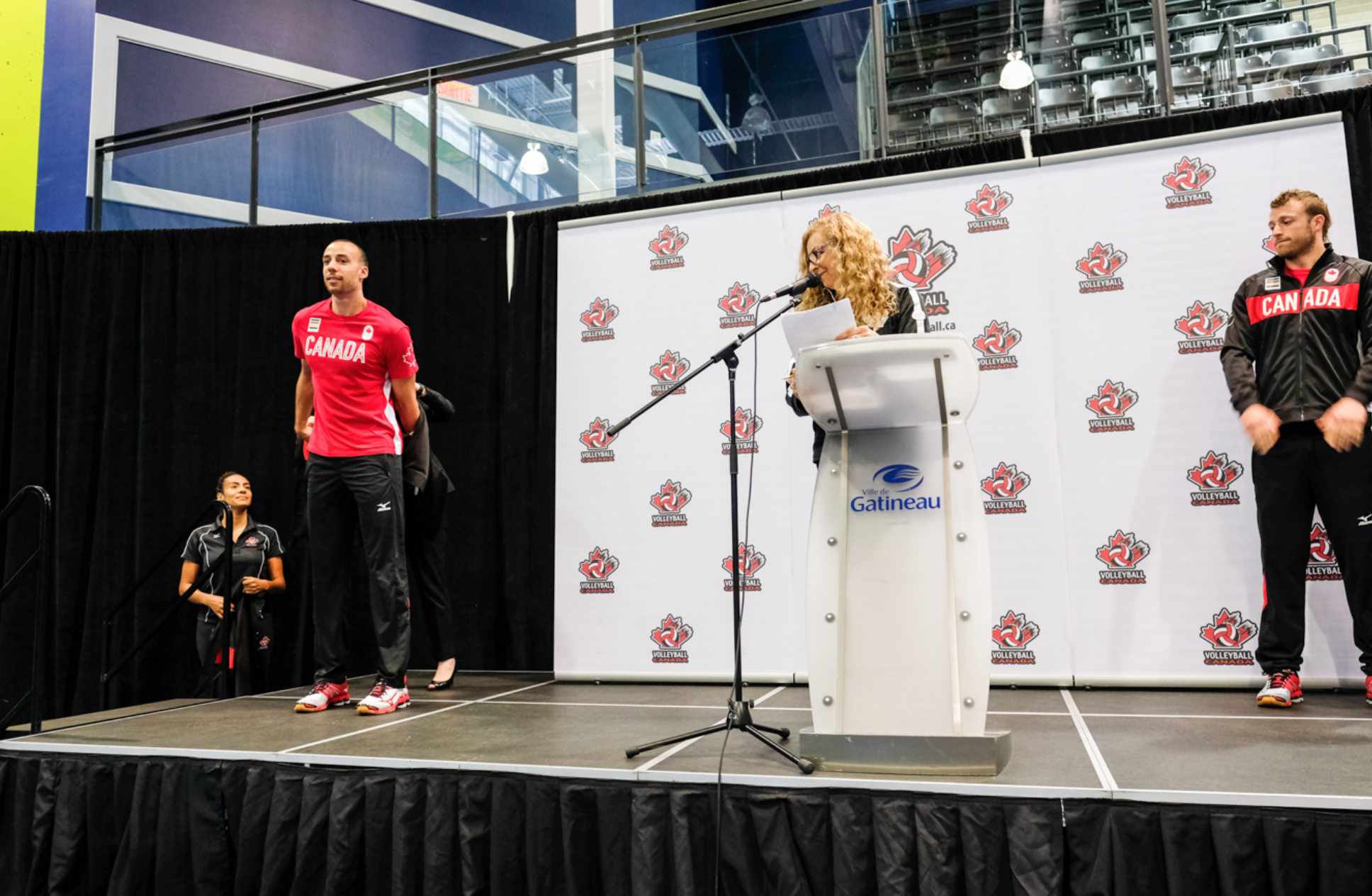 Justin Duff reçoit sa veste d'équipe le 22 juillet 2016, à Gatineau. (Thomas Skrlj/COC)