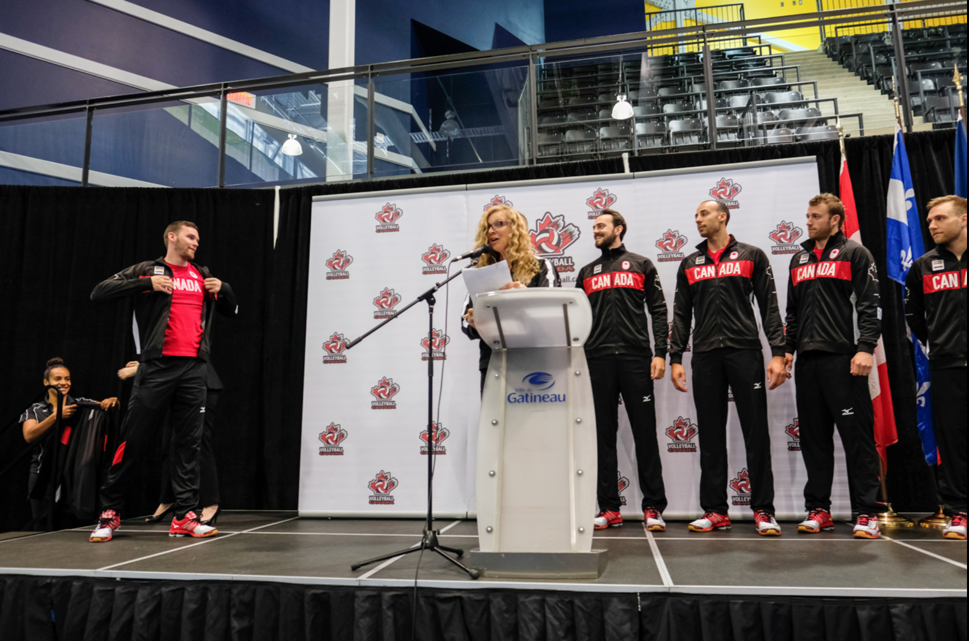 Steve Marshall reçoit sa veste d'équipe le 22 juillet 2016, à Gatineau. (Thomas Skrlj/COC)