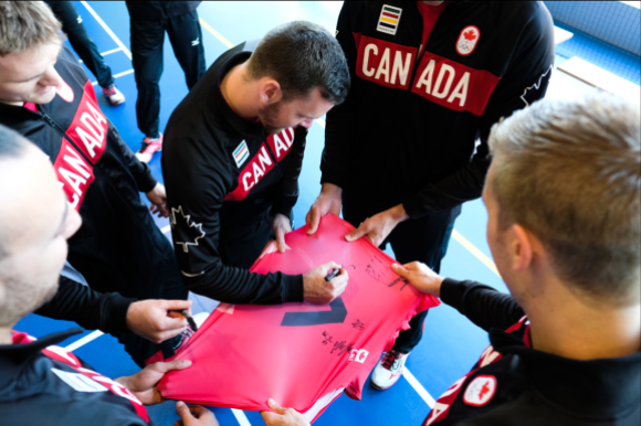 L'équipe canadienne de volleyball signe des autographes après leur nomination le le 22 juillet 2016, à Gatineau. (Thomas Skrlj/COC)