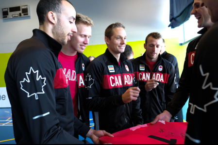 L'équipe canadienne de volleyball signe des autographes après leur nomination le le 22 juillet 2016, à Gatineau. (Thomas Skrlj/COC)