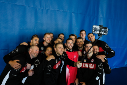 L'équipe de volleyball prenant un selfie après l'annonce, le 22 juillet 2016, à Gatineau. (Thomas Skrlj/COC)
