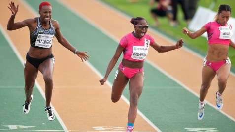 Kimberly Hyacinte (gauche) et Crystal Emmanuel (centre) lors du 100 m aux aux Essais olympiques d'Athlétisme Canada, le 9 juillet 2016.