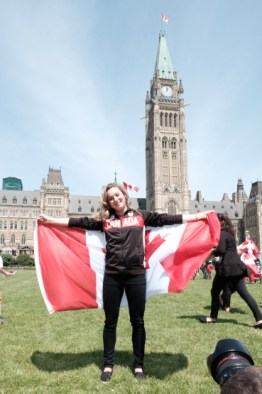 Rosie MacLennan lors du dévoilement du porte-drapeau à la Colline du parlement, le 21 juillet 2016 à Ottawa.