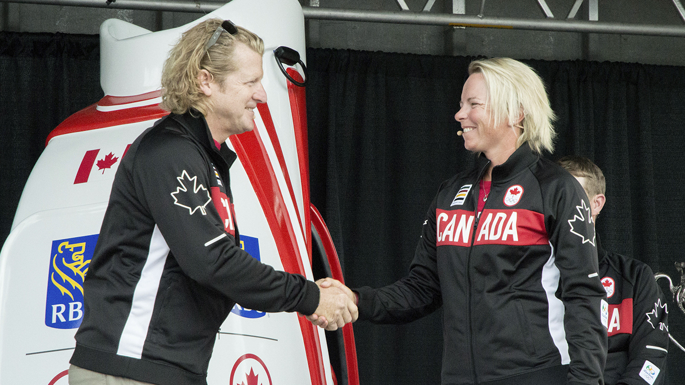 Curt Harnett, chef de mission d'Équipe Canada, remet la veste d'Équipe à Alena Sharp, le 19 Juillet 2016. (Tania Barkowski / COC)