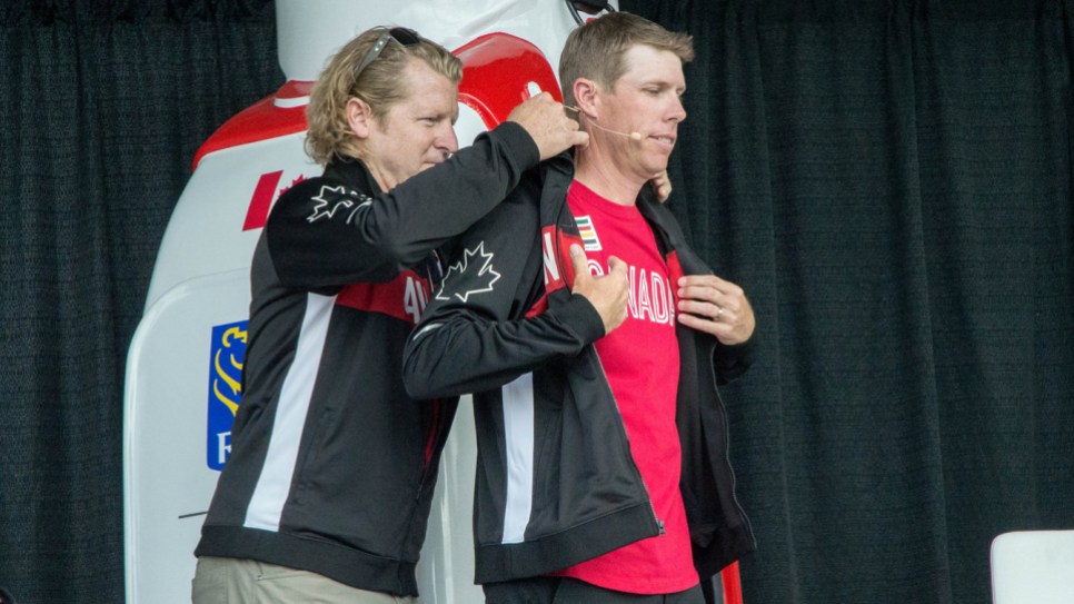Curt Harnett, chef de mission d'Équipe Canada, remet la veste d'équipe à David Hearn, le 19 Juillet 2016. (Tania Barkowski / COC)
