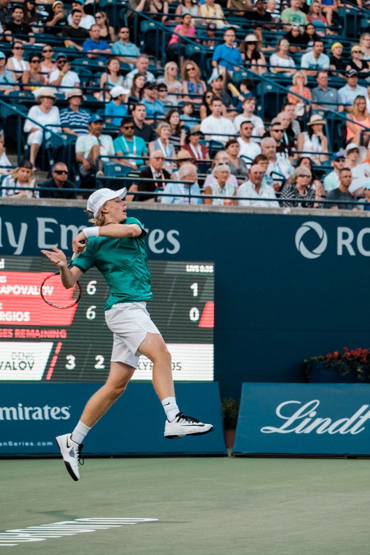 Denis Shapovalov lors de son match de premier tour à la Coupe Rogers de 2016 contre l'Australien Nick Kyrgios. COC