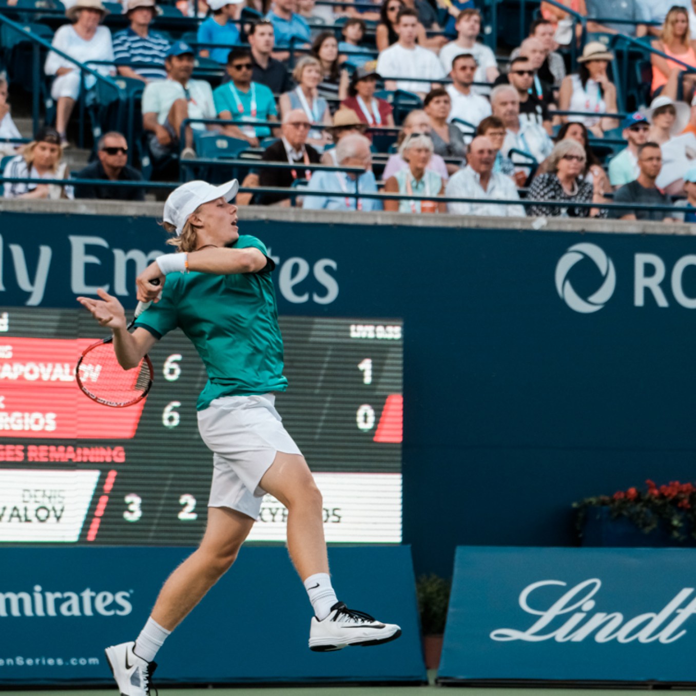 Denis Shapovalov lors de son match de premier tour à la Coupe Rogers de 2016 contre l'Australien Nick Kyrgios. COC