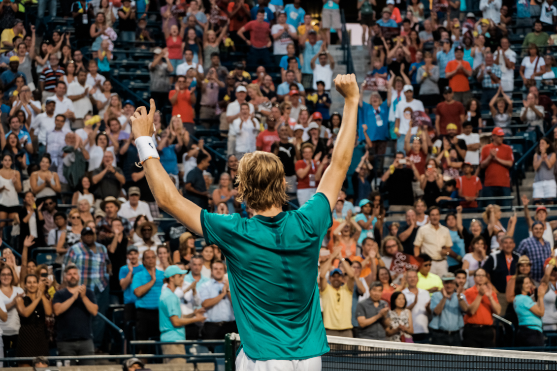 Denis Shapovalov lors de son match de premier tour à la Coupe Rogers de 2016 contre l'Australien Nick Kyrgios. COC