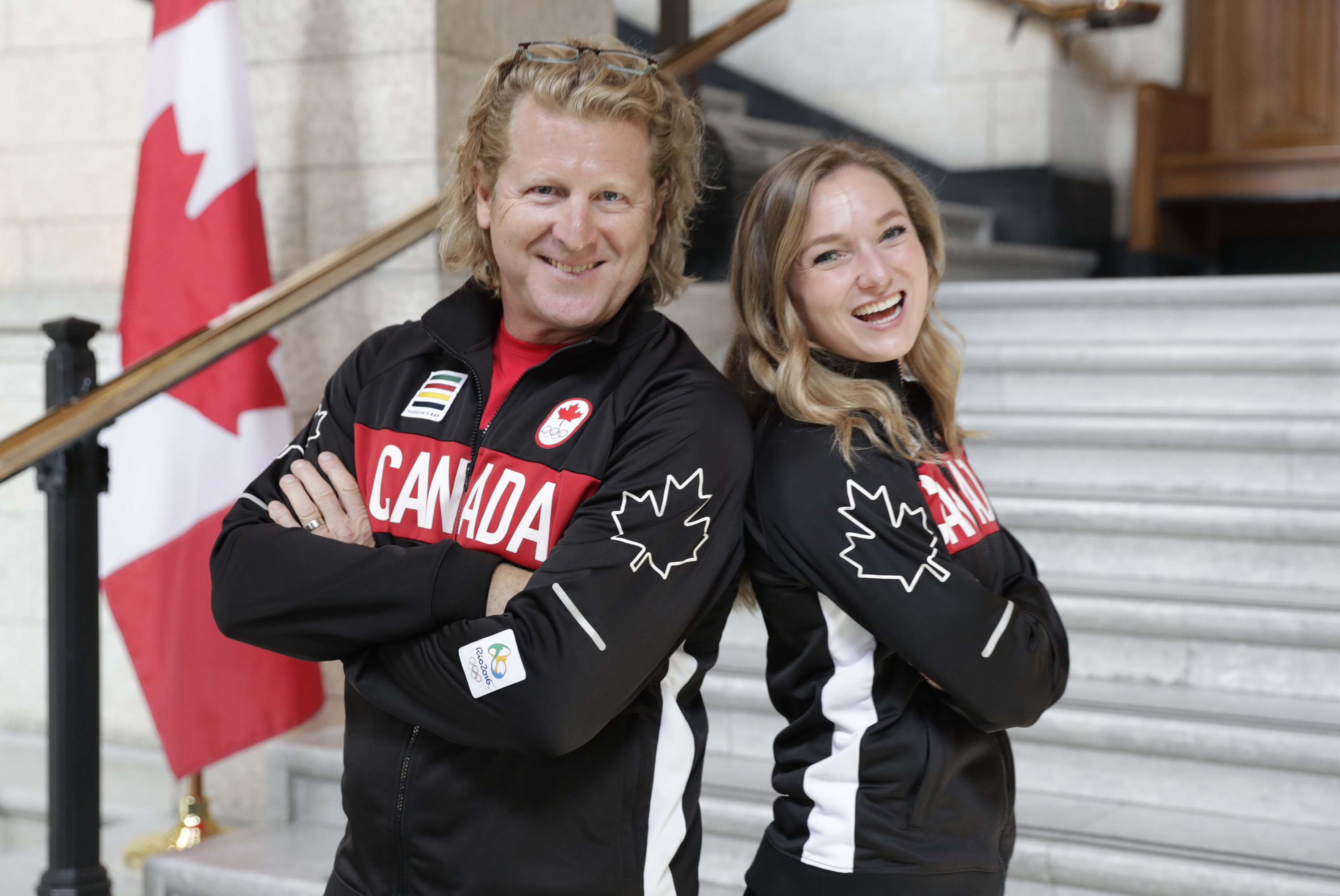 Le chef de Mission Curt Harnett et Rosie MacLennan lors du dévoilement du porte-drapeau à la Colline du parlement, le 21 juillet 2016 à Ottawa.