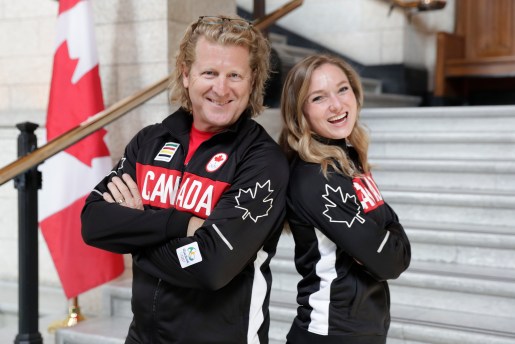 Le chef de Mission Curt Harnett et Rosie MacLennan lors du dévoilement du porte-drapeau à la Colline du parlement, le 21 juillet 2016 à Ottawa.