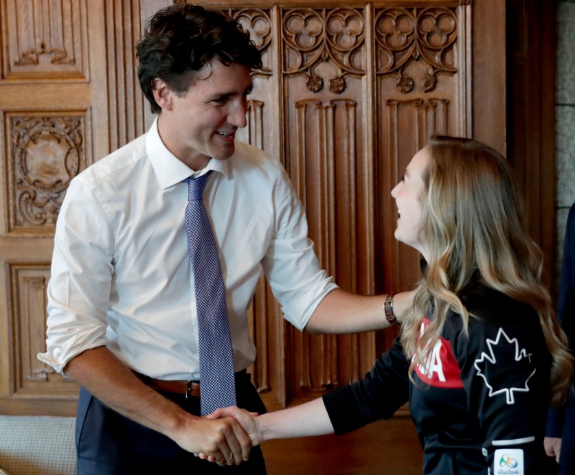 Le premier ministre Justin Trudeau et Rosie MacLennan lors du dévoilement du porte-drapeau à la Colline du parlement, le 21 juillet 2016 à Ottawa.