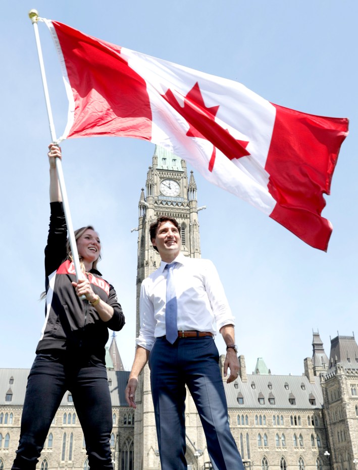 Rosie MacLennan et le premier ministre Justin Trudeau lors du dévoilement du porte-drapeau à la Colline du parlement, le 21 juillet 2016 à Ottawa.
