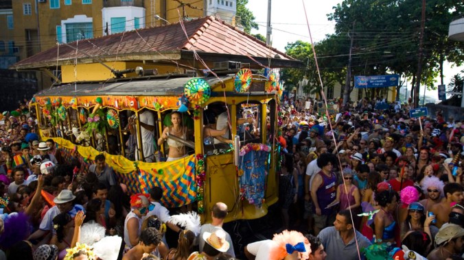 santa-teresa-tram-carnival