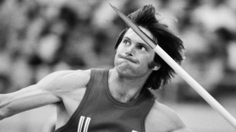 Bruce Jenner lance un javelot lors du décathlon aux Jeux olympiques de Montréal 1976