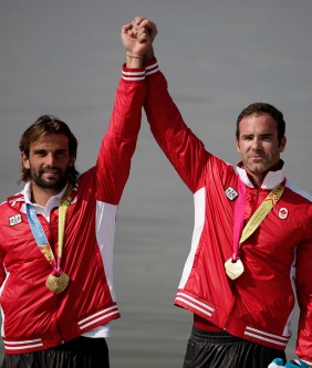 Les médaillés d’or Hugues Fournel et Ryan Cochrane du Canada, célébrant sur le podium lors de la cérémonie de remise des médailles au K-2 200 m aux Jeux panaméricains de 2011 au Mexique. (AP Photo/Eduardo Verdugo)
