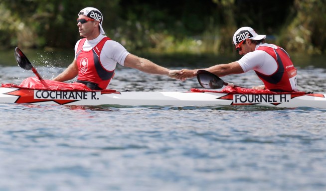 Les Canadiens Ryan Cochrane et Hugues Fournel après la demi-finale du K-2 1000 m aux Jeux de Londres en 2012. (AP Photo/Natacha Pisarenko)