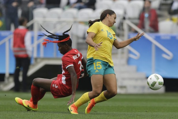 Kadeisha Buchanan en collision avec une joueuse australienne aux Jeux olympiques de 2016, le 3 août 2016 à São Paulo. (AP Photo/Nelson Antoine)
