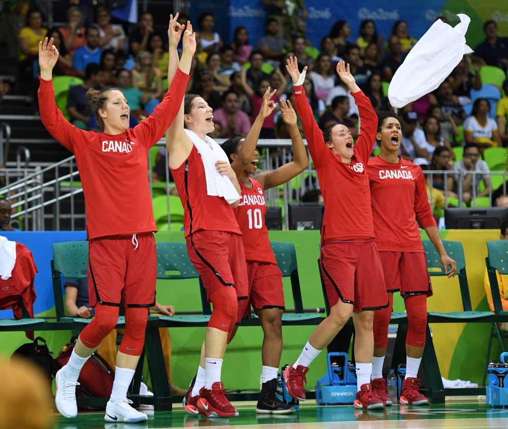 Les Canadiennes célèbrent leur première victoire à Rio.