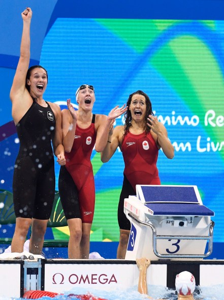 Les réactions de Chantal Van Langehem, Taylor Ruck et Sandrine Mainville lors de la finale du relais 4x100 m féminin à Rio 2016.