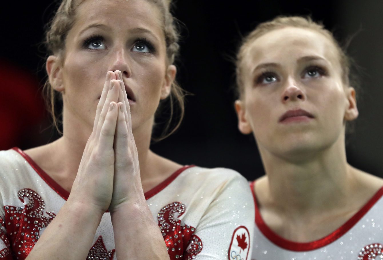 Brittany Rogers et Ellie Black, Rio 2016. 7 août 2016. Photo du AP/Julio Cortez