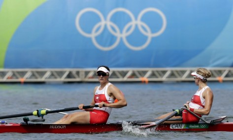 Jennifer Martins et Nicole Hare lors de l'épreuve du deux de pointe féminin à Rio 2016 (AP Photo/Luca Bruno)