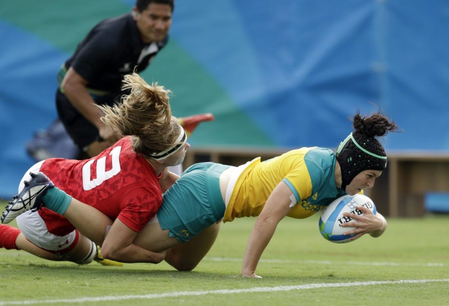 Karen Paquin d'arrêter l'Australienne Emilee Cherry lors du match de demi-finale des Jeux olympiques de Rio, le 8 août 2016. AP Photo/Themba Hadebe)