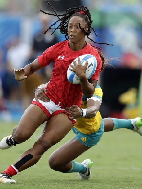 Charity Williams lors d'un essai lors du match de demi-finale opposant le Canada à l'Australie aux Jeux olympiques de Rio, le 8 août 2016. (AP Photo/Themba Hadebe)