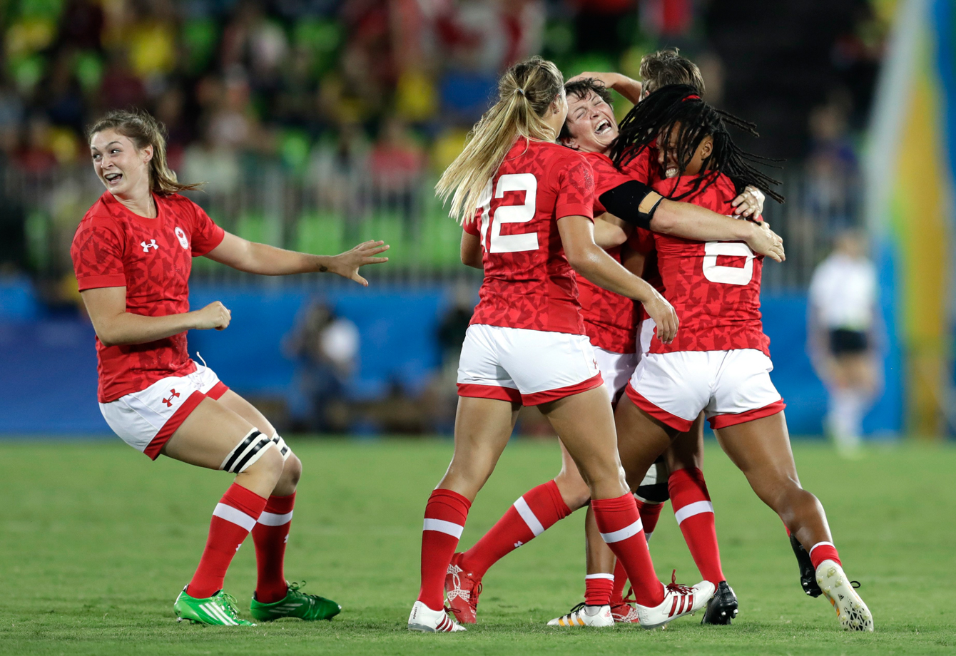 Les joueuses de l'équipe canadienne célèbrent après leur victoire dans le match de la médaille de bronze, face à la Grande-Bretagne aux Jeux de Rio. 8 août 2016 (AP Photo/Themba Hadebe)