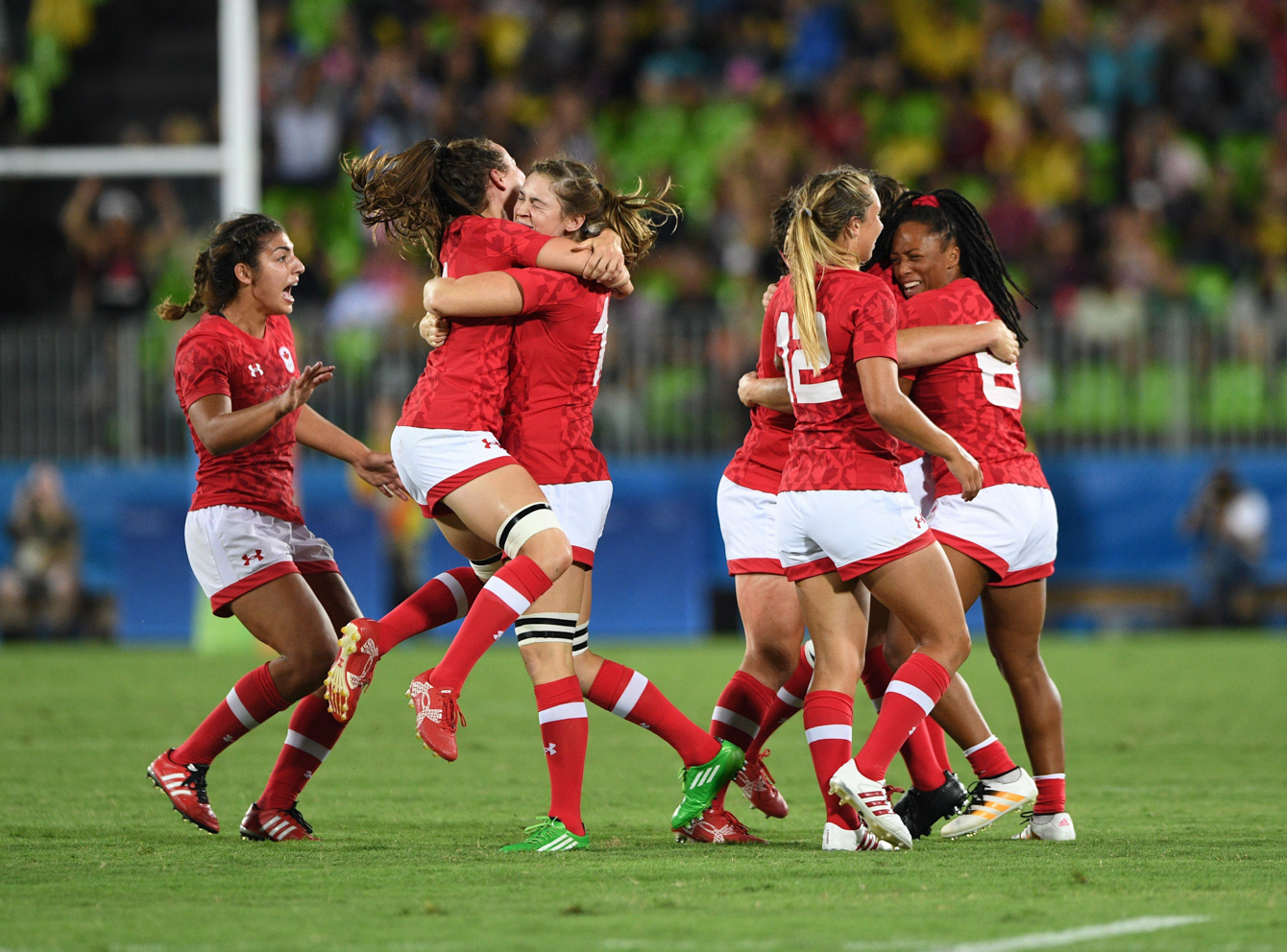 Le Canada célèbre sa victoire pour le bronze au rugby à sept, face à la Grande-Bretagne aux Jeux de Rio. 8 août 2016. Presse canadienne/Sean Kilpatrick