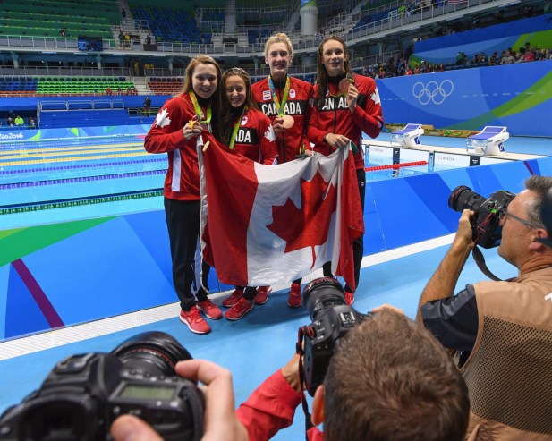 Le quatuor formé de Katerine Savard, Taylor Ruck, Brittany MacLean et Penny Oleksiak obtient le bronze au relais féminin 4x200 m aux Jeux olympiques de Rio, le 10 août 2016. (COC / Steve Boudreau)