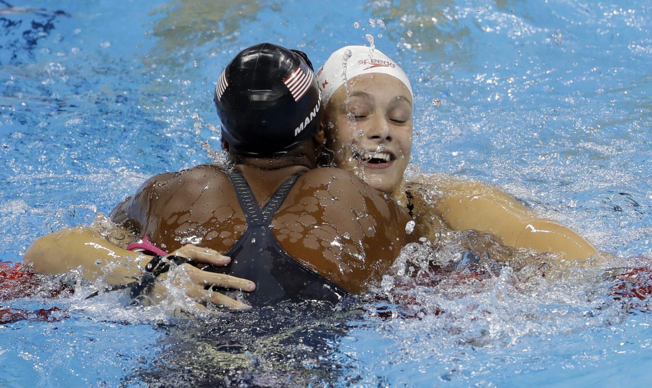 Penny Oleksiak célèbre sa médaile d'or avec l'Américaine Simone Manuel, au 100 m style libre. AP Photo/Martin Meissner