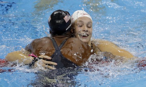 Penny Oleksiak célèbre sa médaile d'or avec l'Américaine Simone Manuel, au 100 m style libre. AP Photo/Martin Meissner