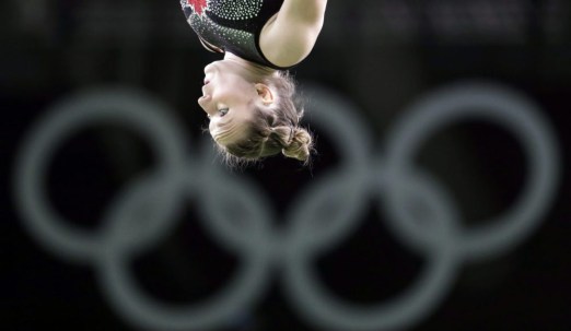 Rosie Maclennan durant sa performance en qualifications à la trampoline aux Jeux de Rio. 12 août 2016. AP Photo/Julio Cortez