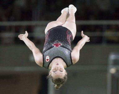 Rosie Maclennan durant sa performance en qualifications à la trampoline aux Jeux de Rio. 12 août 2016. Presse canadienne/Ryan Remiorz