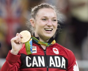 Rosie MacLennan et sa médaille d'or à la trampoline aux Jeux de Rio. 12 août 2016.Presse canadienne/Ryan Remiorz