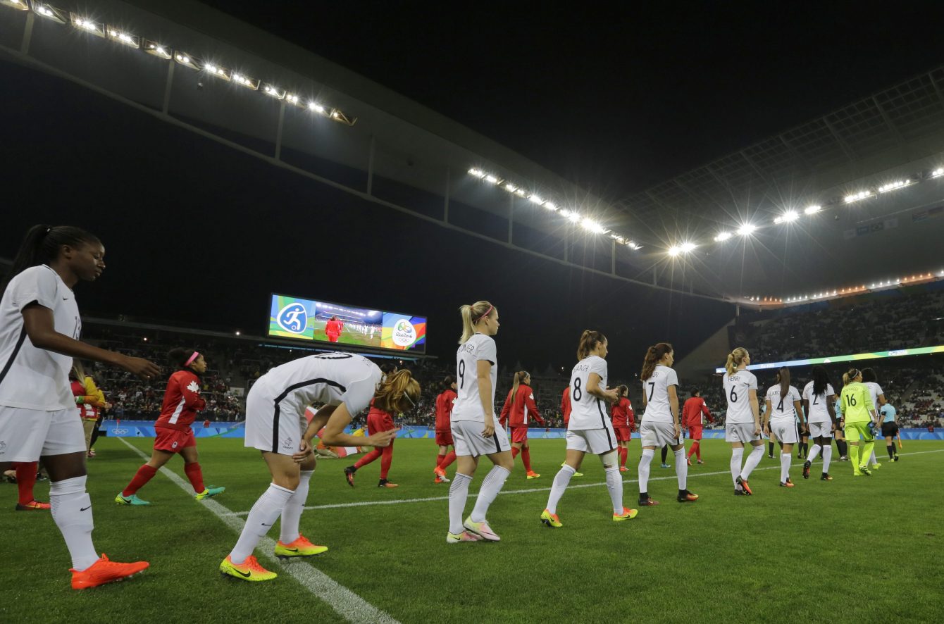 Match du Canada contre la France en quarts de finale du tournoi féminin aux Jeux olympiques de Rio, le 12 août 2016.(AP Photo/Nelson Antoine)