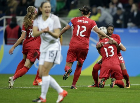Sophie Schmidt célèbre son but dans le match du Canada contre la France en quarts de finale du tournoi féminin aux Jeux olympiques de Rio, le 12 août 2016.(AP Photo/Nelson Antoine)