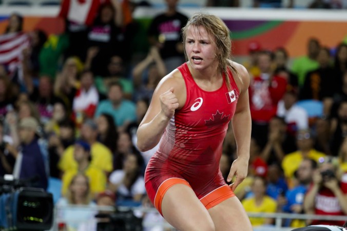 Erica Wiebe après avoir battu la Chinoise Zhang Fengliu en lutte féminine, au Stade Carioca, aux Jeux olympiques de Rio le 18 août 2016. (AP Photo/Markus Schreiber)