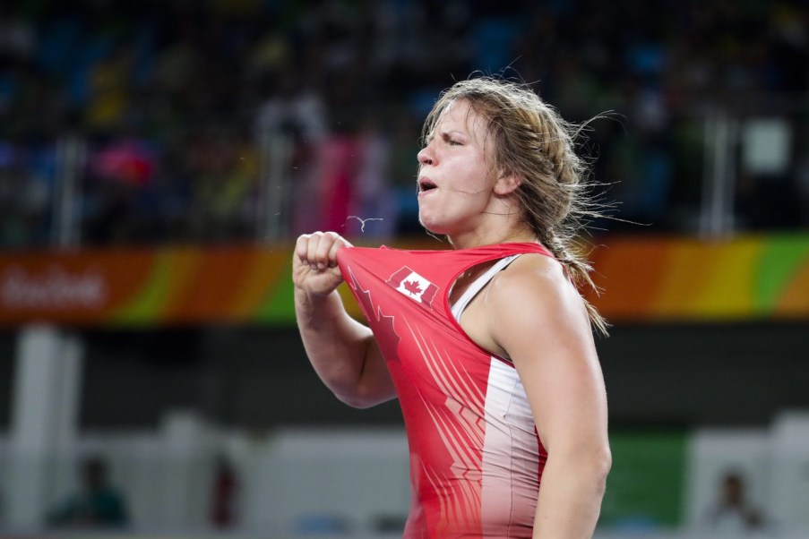 Erica Wiebe après avoir battu la Chinoise Zhang Fengliu en lutte féminine, au Stade Carioca, aux Jeux olympiques de Rio le 18 août 2016. (AP Photo/Markus Schreiber)