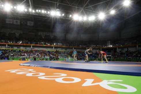 Erica Wiebe se bat contre l'Allemande Maria Selmaier en lutte féminine, au Stade Carioca, aux Jeux olympiques de Rio le 18 août 2016. (AP Photo/Markus Schreiber)