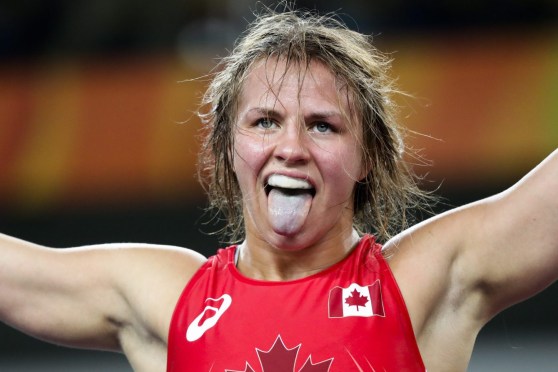 Erica Wiebe après avoir battu la Chinoise Zhang Fengliu en lutte féminine, au Stade Carioca, aux Jeux olympiques de Rio le 18 août 2016. (AP Photo/Markus Schreiber)