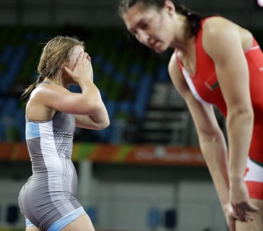 Erica Wiebe après avoir battu la Biélorusse Vasilisa Marzaliuk en lutte féminine, au Stade Carioca, aux Jeux olympiques de Rio le 18 août 2016. (AP Photo/Markus Schreiber)