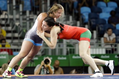 Erica Wiebe qui se bat contre la Biélorusse Vasilisa Marzaliuk en lutte féminine, au Stade Carioca, aux Jeux olympiques de Rio le 18 août 2016. (AP Photo/Markus Schreiber)